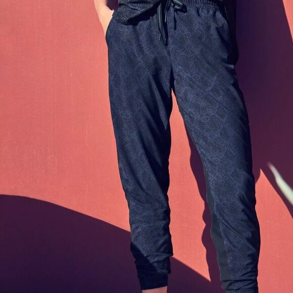 Athleta Brooklyn Jogger Sweatpants - Dark Blue Python Snake Print - Size 4 - Picture 1 of 8